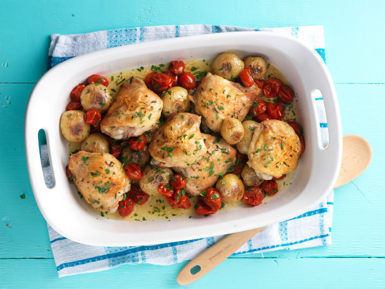 Фото к теме статьи: Курица «по-гречески», запеченная в духовке с маслинами, помидорами «черри» и картофелем.