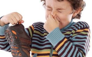 Как избавиться от запаха в обуви?